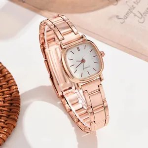 Détail d'une montre à quartz rose doré avec cadran blanc carré et bracelet métallique