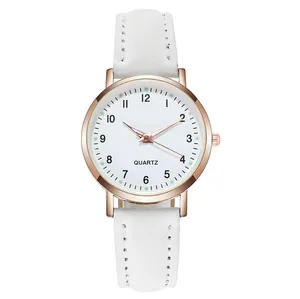 Dettaglio dell'orologio in pelle bianca con cassa in oro rosa e quadrante con numeri