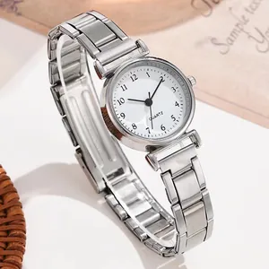 Montre à quartz élégante pour femme avec bracelet en acier argenté et cadran blanc