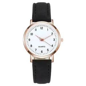 Vista dettagliata dell'orologio al quarzo oro rosa con quadrante bianco e cinturino