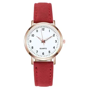 Dettaglio dell'orologio al quarzo in oro rosa con cinturino in pelle scamosciata rossa