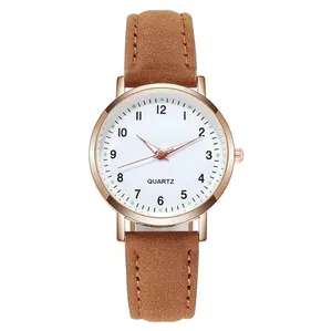 Dettaglio dell'orologio al quarzo in oro rosa con cinturino in pelle scamosciata marrone