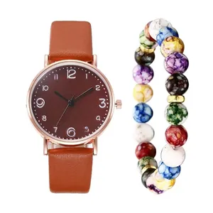 Détail d'un ensemble montre à bracelet en cuir marron avec bracelet en perles assorti