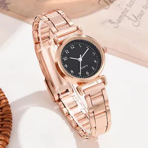 Vue détaillée d'une montre à quartz or rose avec cadran noir et bracelet métallique