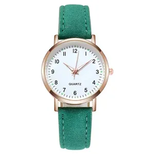 Dettaglio orologio al quarzo con cassa oro rosa, cinturino scamosciato verde