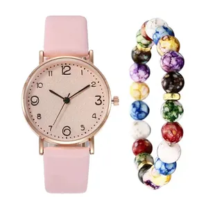 Gros plan sur l'ensemble montre en cuir rose et bracelet en perles multicolores