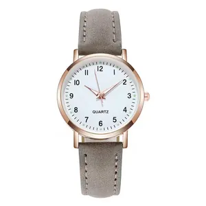 Dettaglio dell'orologio al quarzo con cassa in oro rosa e cinturino in pelle scamosciata grigia