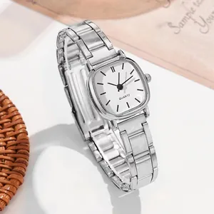 Montre à quartz élégante pour femme en acier inoxydable argenté avec boîtier coussin