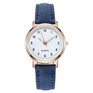 Dettaglio orologio al quarzo oro rosa con quadrante bianco e cinturino blu scuro
