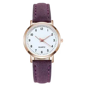 Macro dell'orologio al quarzo minimalista con cinturino viola opaco e cassa oro rosa