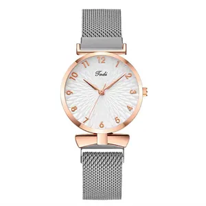 Λήψη macro του λευκού ρολογιού χαλαζία με φιόγκο rose gold και μπρασελέ mesh