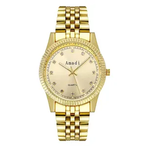 Gedetailleerde weergave van gouden herenhorloge met strass-uurmarkeringen en metalen band