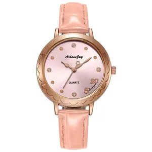 Dettaglio del cinturino in pelle rosa e quadrante oro rosa con indici in strass