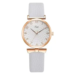 Détail du cadran blanc texturé avec index en or rose et bracelet en cuir élégant