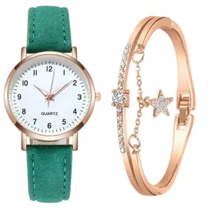Dettaglio dell'orologio in pelle verde con cassa oro rosa e bracciale con ciondolo a stella