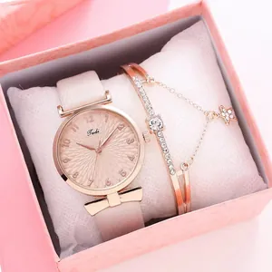Gros plan sur l'ensemble montre et bracelet étoile en or rose dans un coffret rose