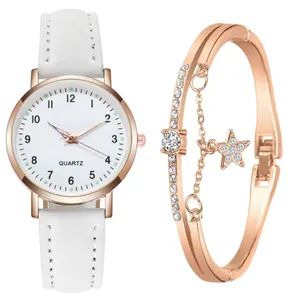Dettaglio dell'orologio al quarzo oro rosa con cinturino in pelle bianca e bracciale
