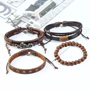 Détail de quatre bracelets vintage en cuir pour hommes avec pendentif moto et perles en bois