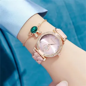 Nahaufnahme der Damen-Roségolduhr mit Strass-Lünette und rosa gestepptem Lederarmband