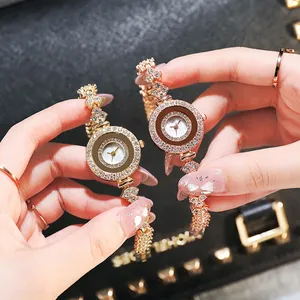Nahaufnahme eleganter Damen-Quarzuhren mit Diamantlünetten und Metallarmbändern