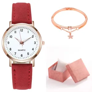 Dettaglio dell'orologio rosso e bracciale a stella in una scatola regalo rosa