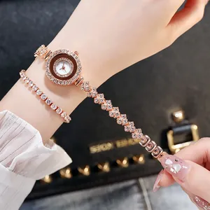Elegantes Damenuhr-Set in Roségold mit Diamantzifferblatt und passendem Strassarmband