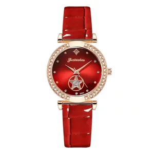 Makro-Detail von rotem Lederarmband und roségoldener Lünette mit funkelnden Kristallen
