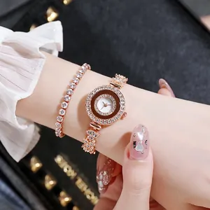 Elegantes Set aus roségoldener Damenquarzuhr und Strassarmband an einer Spitzenmanschette