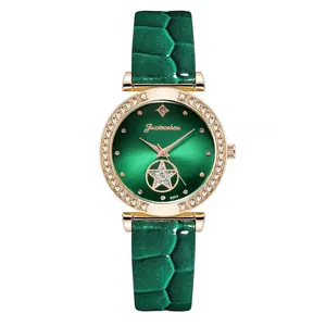 Detail der smaragdgrünen Lederuhr und Strass-Lünette mit einem Stern-Ausschnitt