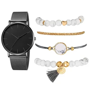 Détails de montre noire en maille et ensemble de quatre bracelets en marbre