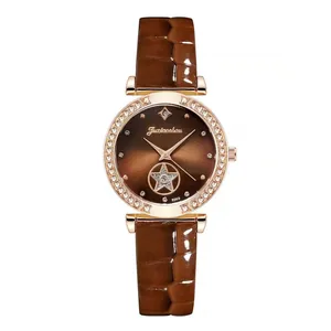 Detailansicht des roségoldenen Gehäuses mit Kristall-Lünette und Lederarmband