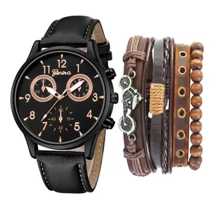 Détail d'une montre à quartz avec bracelet en cuir et bracelets vintage avec vélo