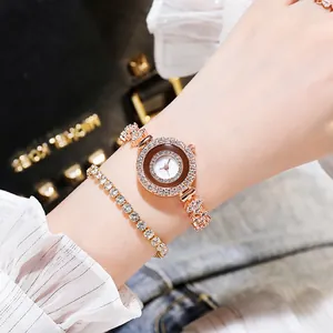 Nahaufnahme einer eleganten rotgoldenen Uhr mit Strasssteinen und passendem Tennisarmband