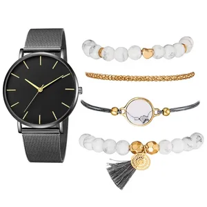 Montre à quartz avec bracelet en maille noire et ensemble de quatre bracelets en marbre
