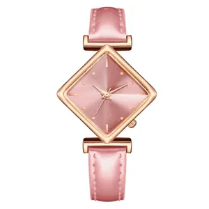 Details der roségoldenen Rauten-Uhr mit rosa Zifferblatt und passendem Lederarmband