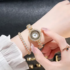 Elegante goldene Quarzuhr mit Diamantbesatz, passendes Armband und Ring Set für Damen