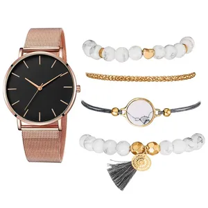 Coffret montre femme or rose avec cadran noir et quatre bracelets en perles marbrées