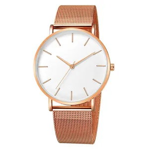 Vue détaillée d'une montre femme minimaliste or rose avec bracelet en maille