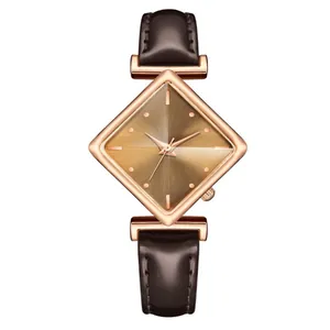 Detail der roségoldenen rautenförmigen Uhr mit dunkelbraunem Zifferblatt und Lederarmband