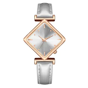 Detailansicht der roségoldenen rautenförmigen Uhr mit Sonnenstrahl-Zifferblatt und Lederband