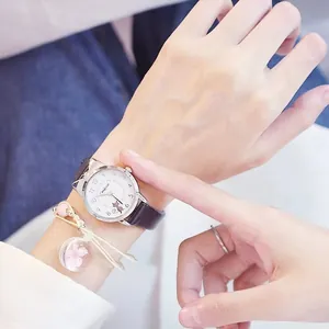 Detailansicht einer süßen Katzen-Quarzuhr mit einem Kirschblüten-Perlenarmband Set