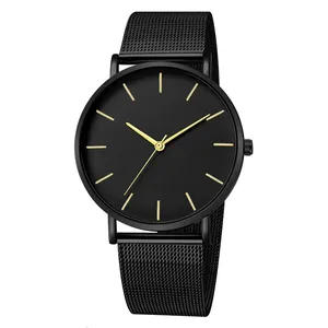 Gros plan détaillé d'une montre à quartz noire minimaliste avec bracelet maille milanaise