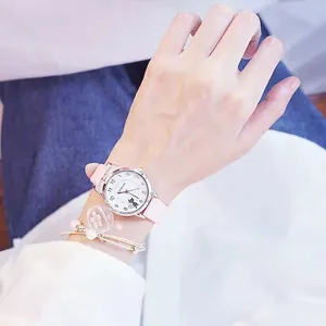 Details zur Quarzuhr mit Katzenzifferblatt, rosa Lederband und Blumenarmband-Set