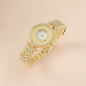 Montre quartz femme dorée élégante avec strass scintillants sur la lunette et le bracelet