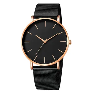 Gros plan d'une montre à maille noire avec boîtier or rose et ensemble de bracelets