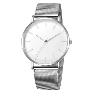 Détail du bracelet de montre en maille d'acier argenté et cadran blanc minimaliste