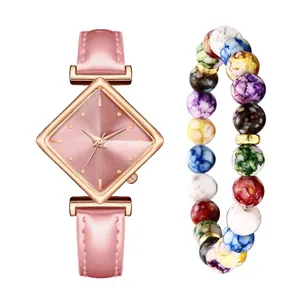 Nahaufnahme der roségoldenen Damenquarzuhr mit rosa Zifferblatt und bunten Perlenarmband