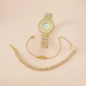 Coffret montre femme luxe dorée avec strass et deux bracelets assortis à motifs cœurs