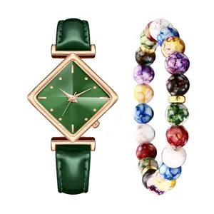 Detailansicht der Damenuhr mit grünem Rautenzifferblatt und buntem Perlenarmband-Set
