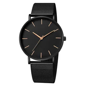 Vue détaillée du bracelet de montre en maille noire avec cadran minimaliste rose doré